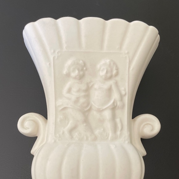 Vintage White Vase With cherubs Made In China Matt Glaze - Picture 5 of 8